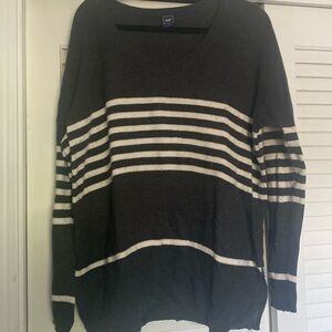 Super cute grey and white Gap sweater
